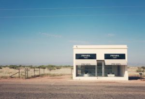 Elmgreen & Dragset, Prada Marfa, installation dans l’espace public, 760x460. 2005, Marfa, Texas.